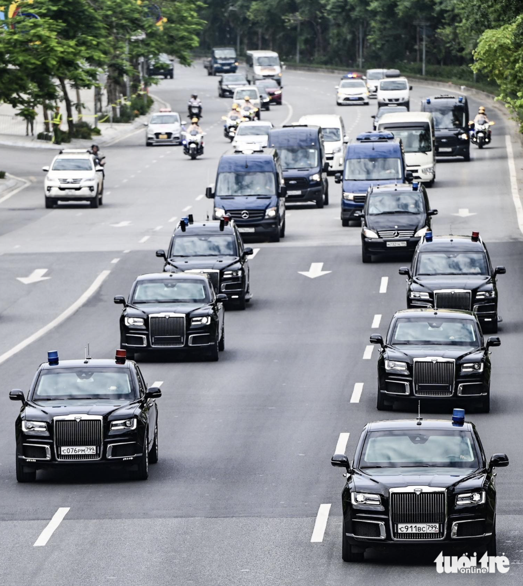 A convoy of special cars set to serve Russian President Vladimir Putin and his entourage is pictured traveling from the heart of Hanoi to Noi Bai International Airport. Photo: Hong Quang / Tuoi Tre