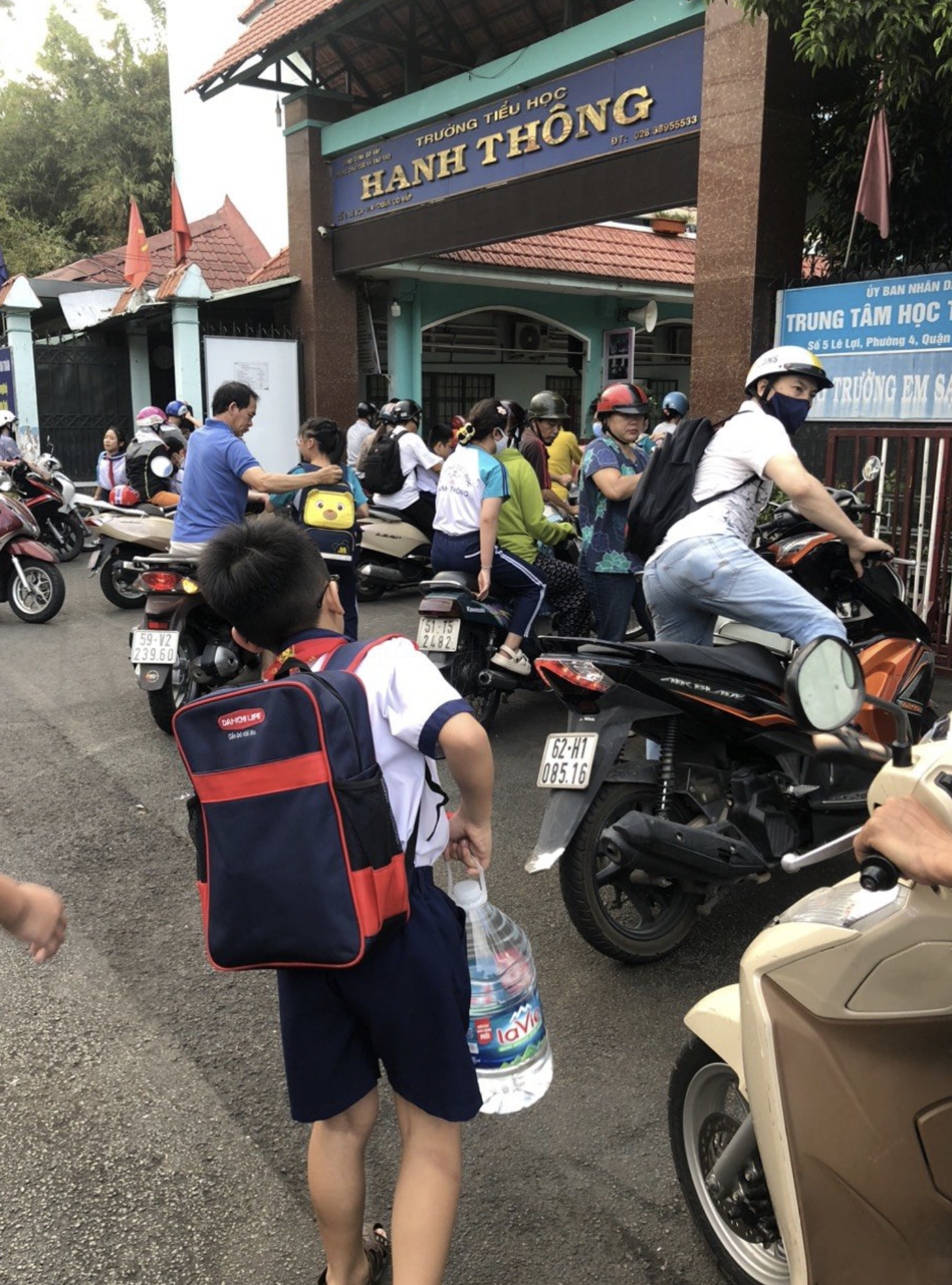 A student carries a heavy bottle of water to Hanh Thong Primary School in Go Vap District, Ho Chi Minh City to drink due to foul-smelling water at school. Photo: Supplied