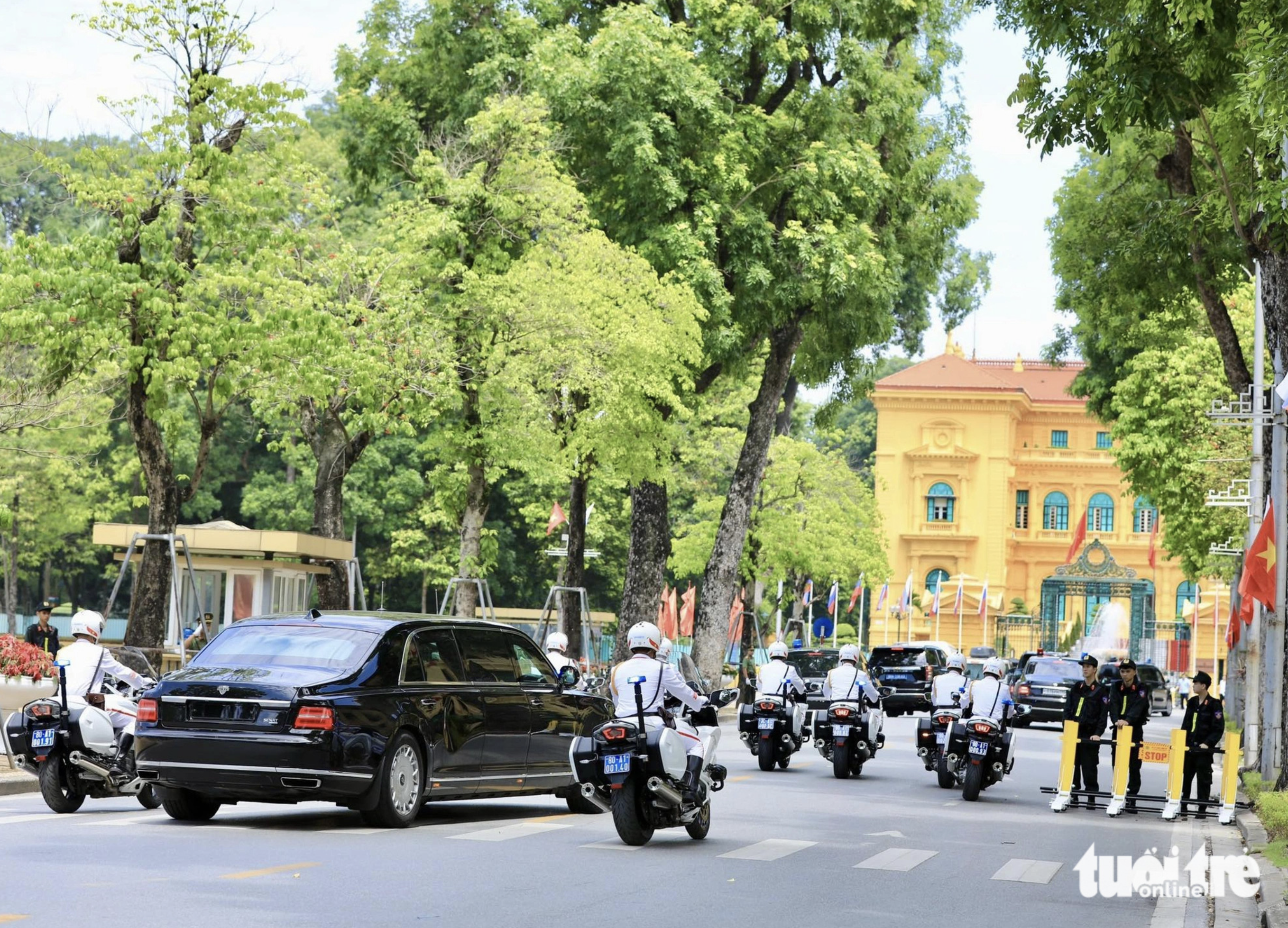 A convoy of cars and motorcycles arrives at the Presidential Palace in Hanoi. Photo: Danh Khang / Tuoi Tre