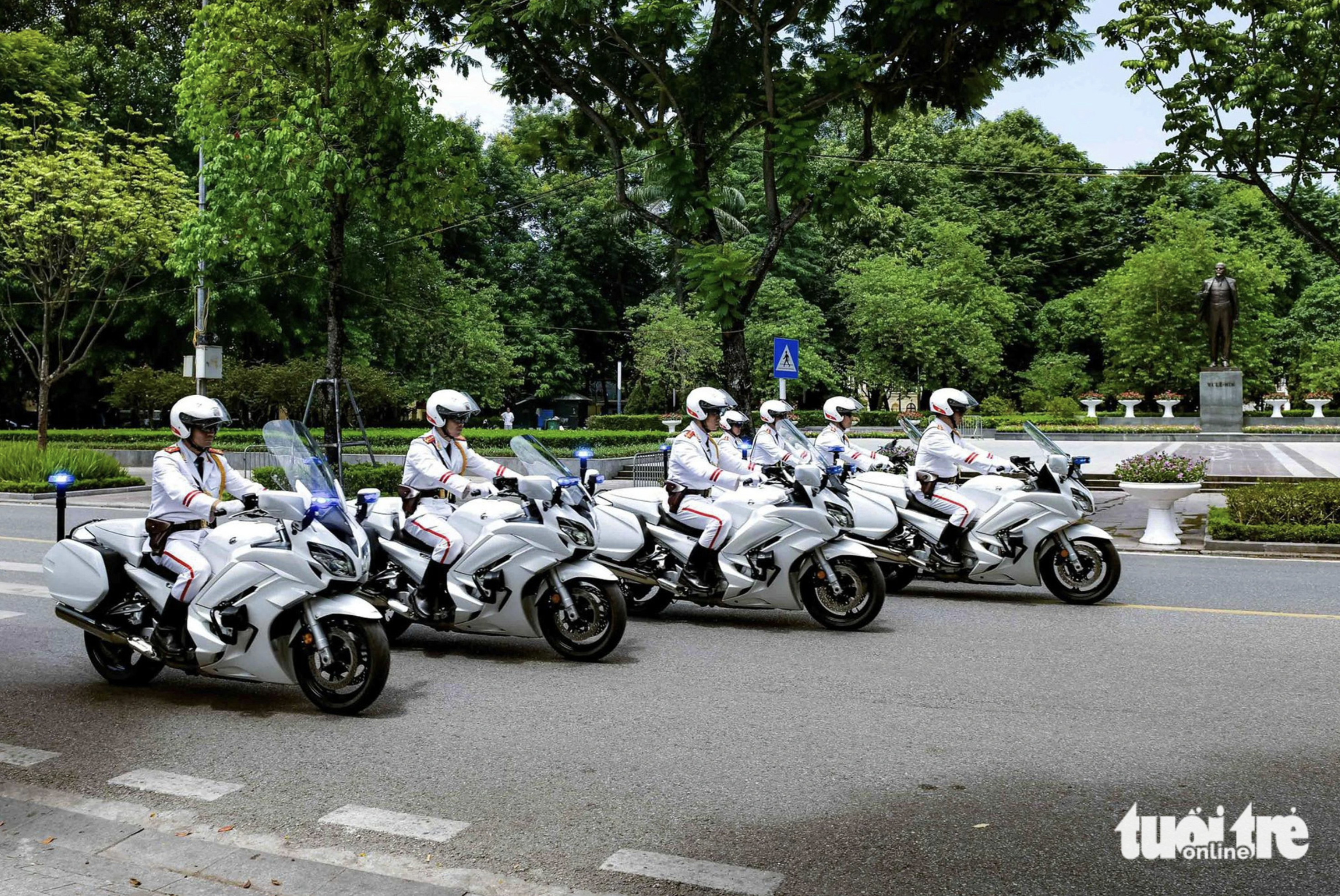 A convoy of motorcycles driven by police officers in charge of protecting the Russian delegation. Photo: Nam Tran / Tuoi Tre