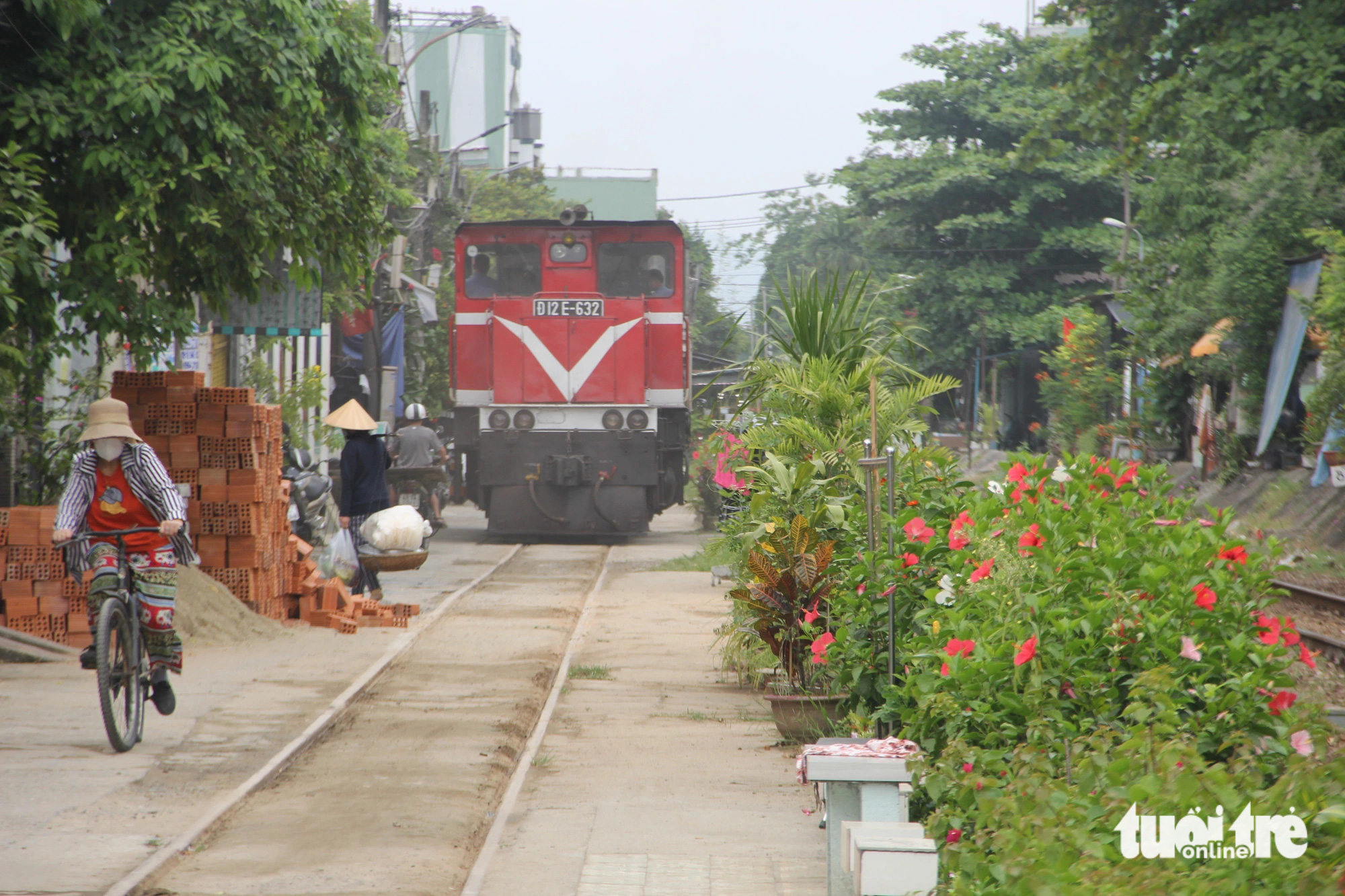 A train approaches a densely populated area in Thanh Khe District, Da Nang City, central Vietnam. Photo: Truong Trung / Tuoi Tre