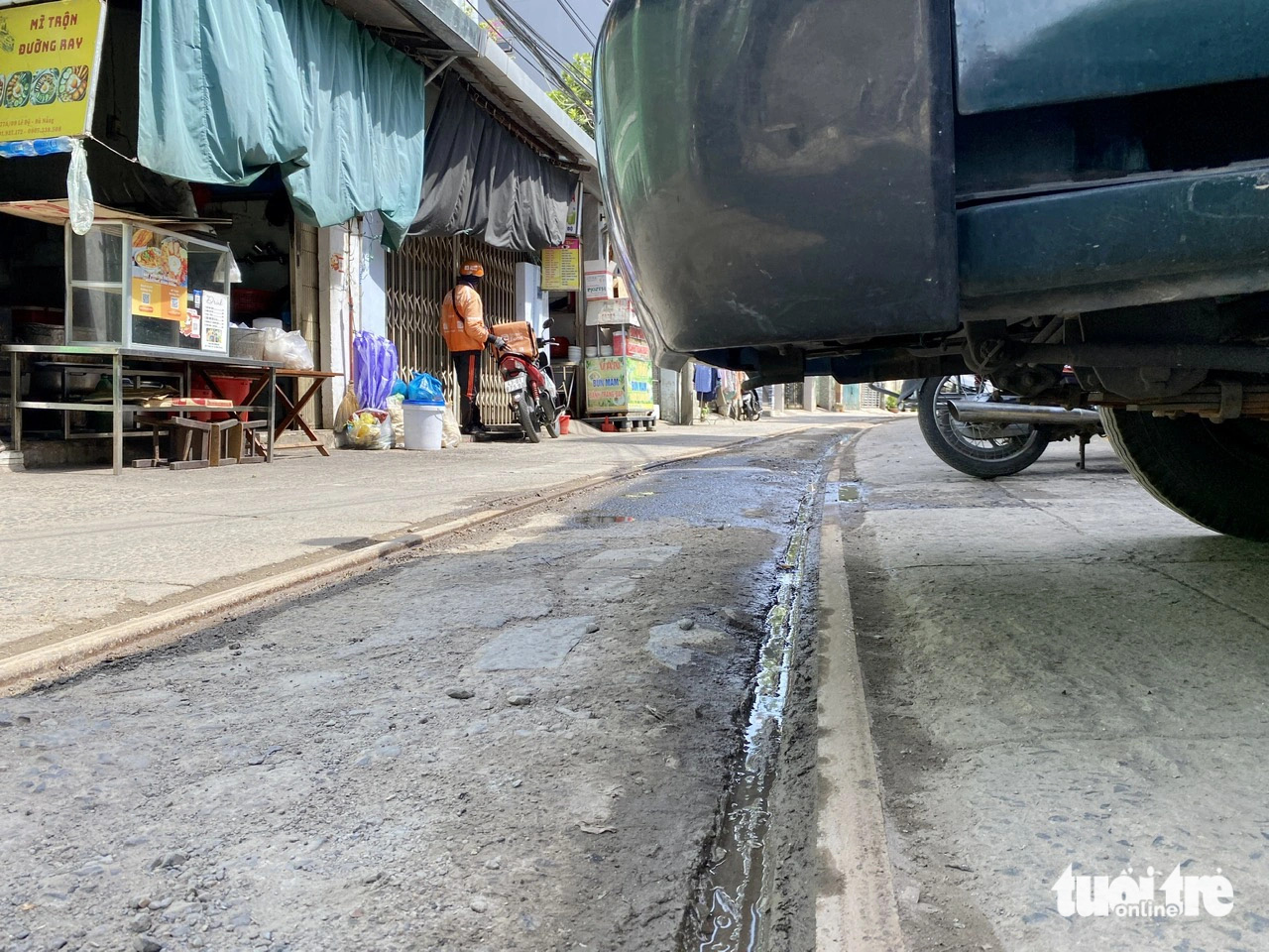 A car is parked right on the railway tracks in Thanh Khe District, Da Nang City, central Vietnam. Photo: Truong Trung / Tuoi Tre