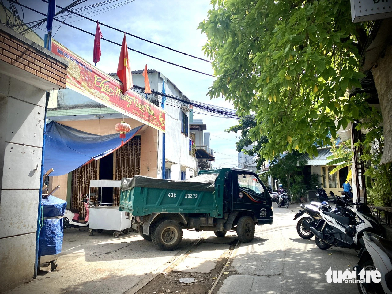 Da Nang railway track faces daily obstruction from parked cars, street vendors