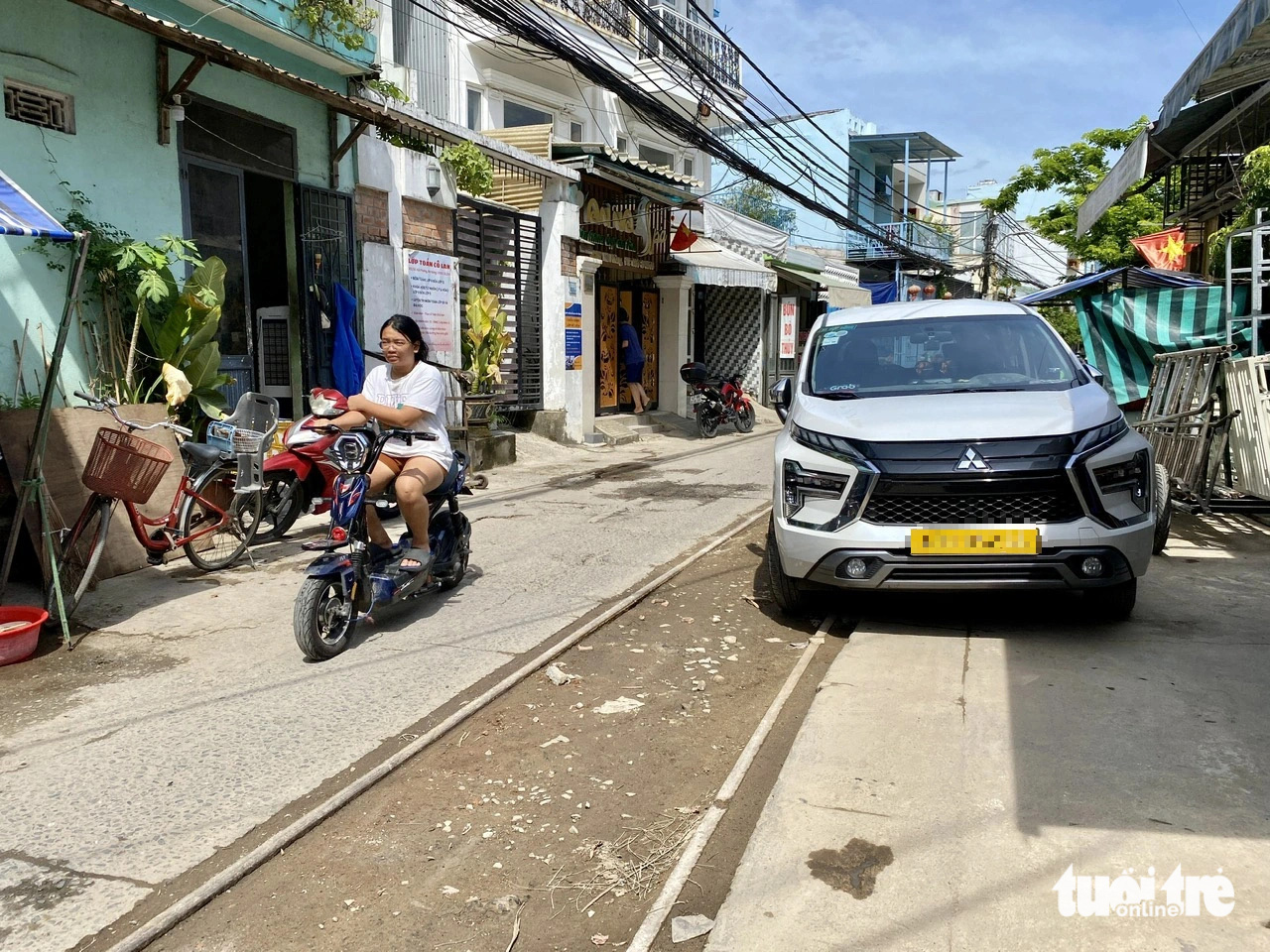 A car is parked right on the railway tracks in Thanh Khe District, Da Nang City, central Vietnam. Photo: Truong Trung / Tuoi Tre