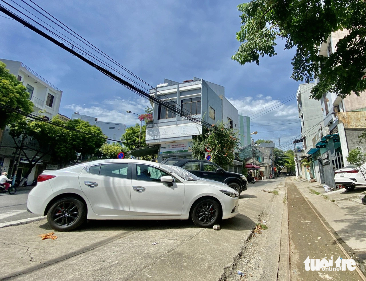 Cars are parked near the tracks in Thanh Khe District, Da Nang City, central Vietnam. Photo: Truong Trung / Tuoi Tre