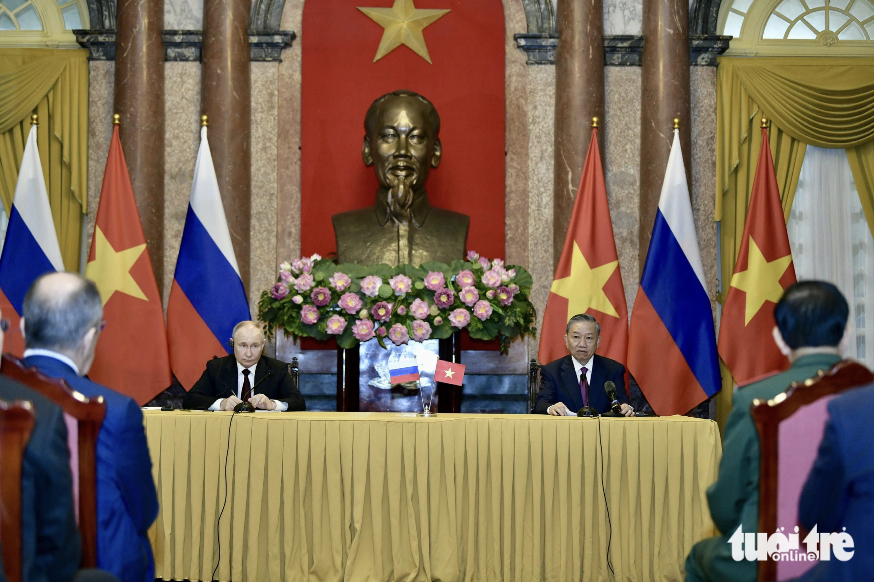 Vietnam, Russia ink 11 cooperation deals during President Putin’s visit