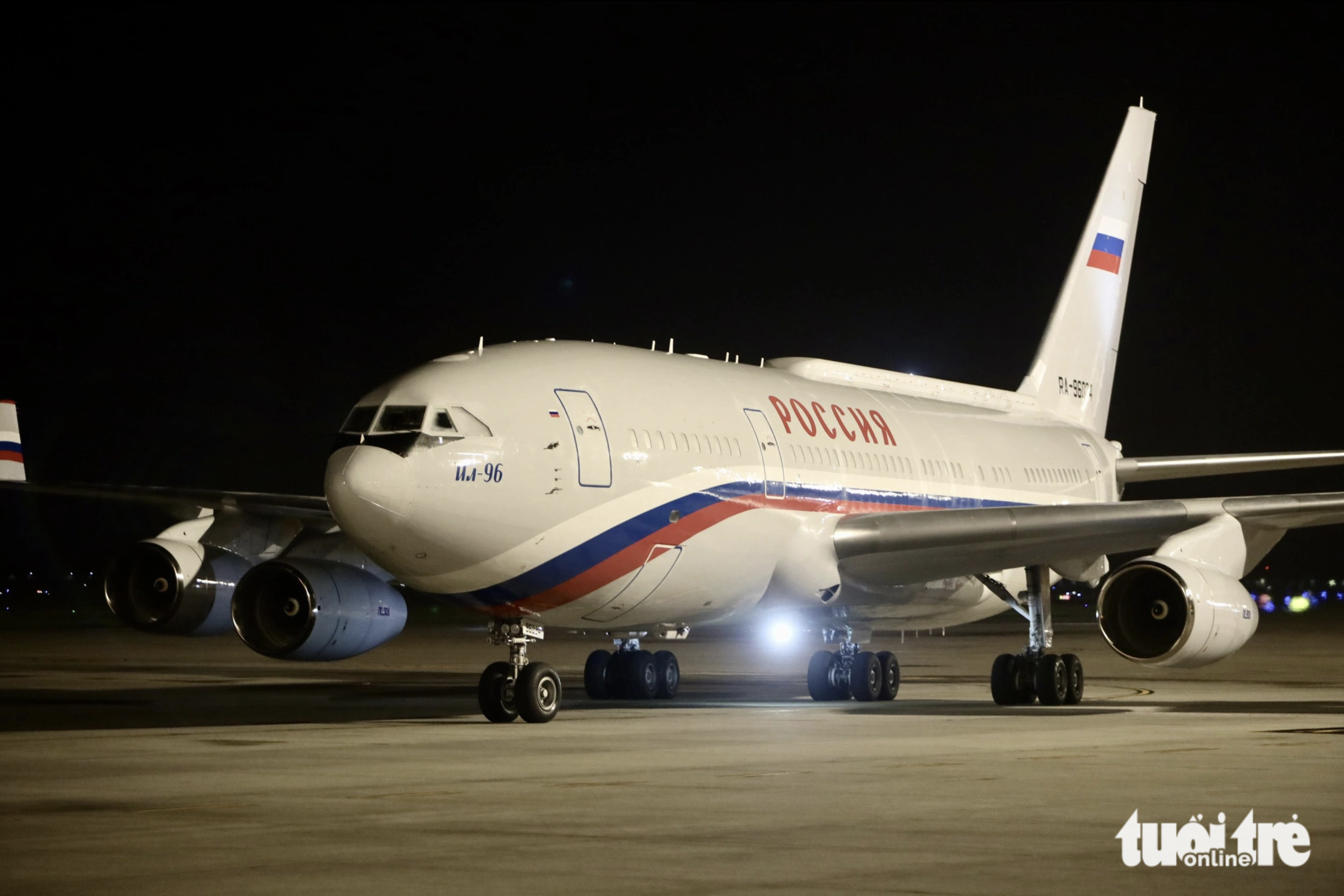 A plane transporting Russian President Putin and his entourage lands at Noi Bai International Airport in Hanoi on June 20, 2024. Photo: Nguyen Khanh / Tuoi Tre