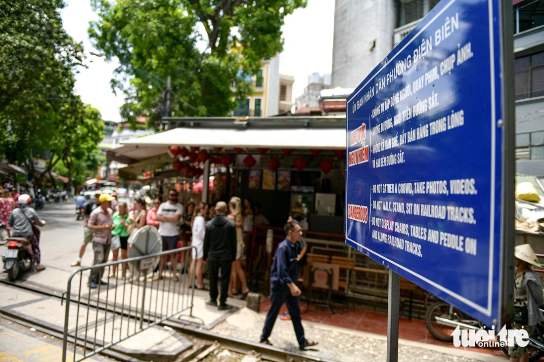 A Vietnamese-English sign warns against entering the trackside café street in Hanoi. Photo: Nam Tran / Tuoi Tre