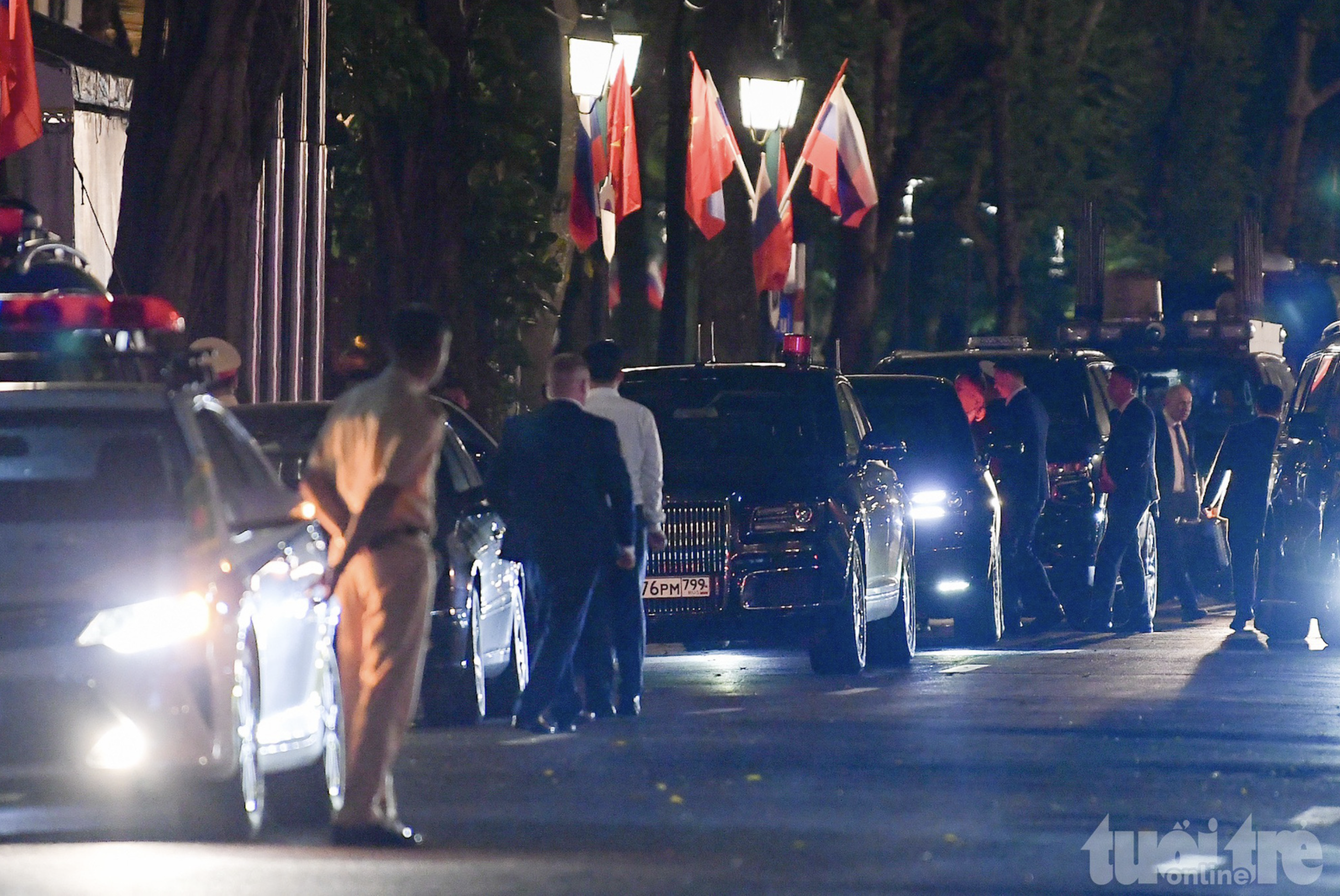 A convoy of armored cars transports the Russian delegation to a hotel in Hoan Kiem District, Hanoi. Photo: Nam Tran / Tuoi Tre