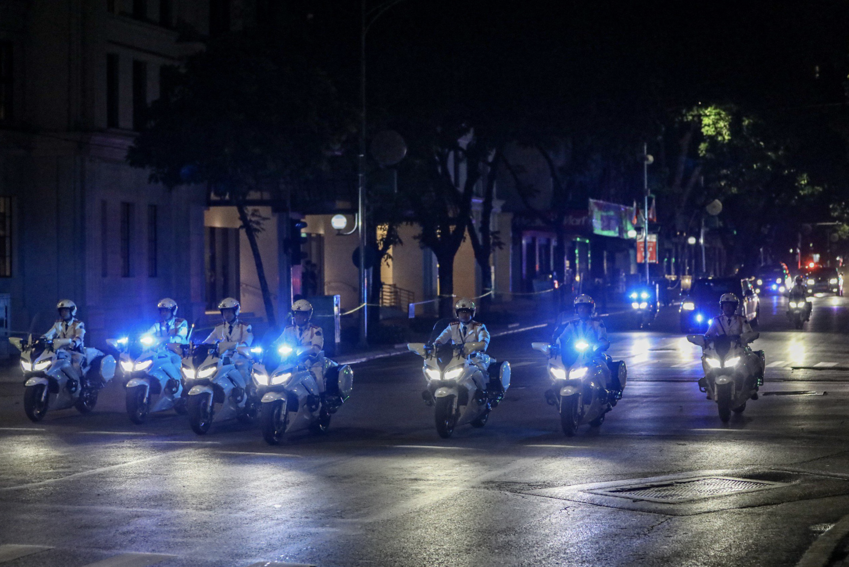 A convoy of cars and motorcycles serving the Russian delegation runs on Hai Ba Trung Street in Hanoi. Photo: Nam Tran / Tuoi Tre