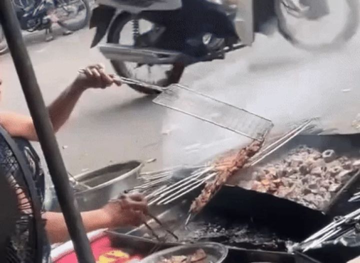 Video shows Hanoi ‘bun cha’ eatery dipping meat into jet-black liquid