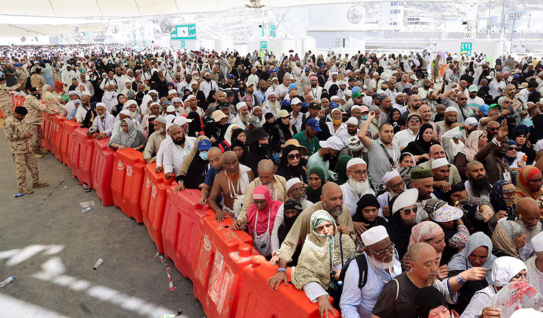 [11/42]Muslim pilgrims take part in the Satan stoning ritual, during the annual haj pilgrimage in Mina, Saudi Arabia June 18. Photo: Reuters