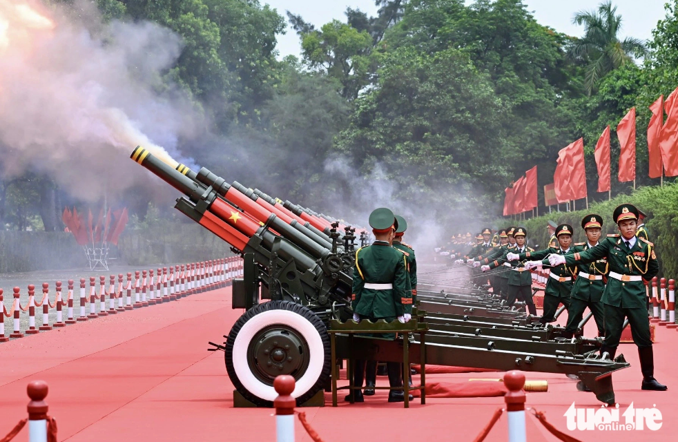 A 21-cannon salute fired to welcome Russian President Putin to Vietnam on June 20, 2024. Photo: Viet Trung / Tuoi Tre