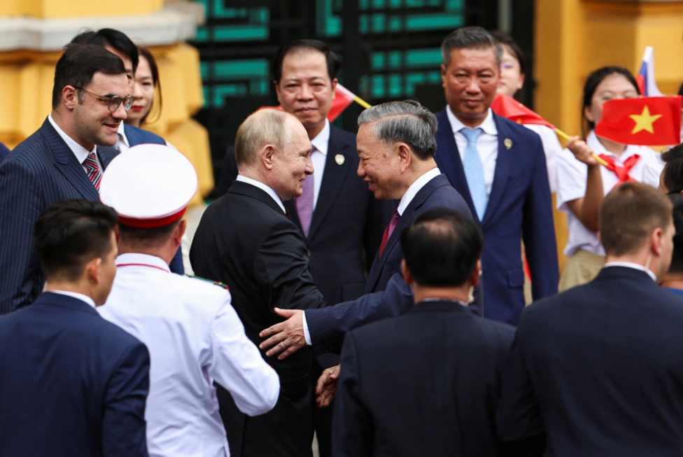 Vietnamese State President To Lam (R) greets Russian President Putin (L). Photo: Reuters