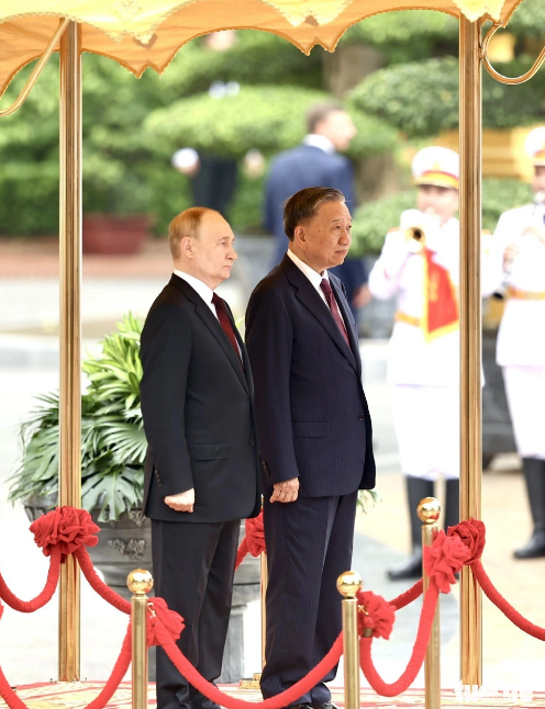 Vietnamese State President To Lam (R) and Russian President Putin (L) attend a welcome ceremony for the latter in Hanoi on June 20, 2024. Photo: Nguyen Khanh / Tuoi Tre