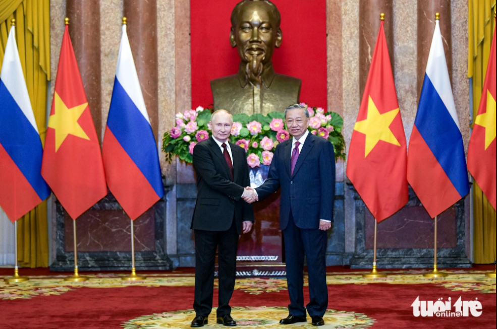 Vietnamese State President To Lam (R) and Russian President Putin (L) pose for a photo at the Presidential Palace on June 20, 2024. Photo: Nam Tran / Tuoi Tre