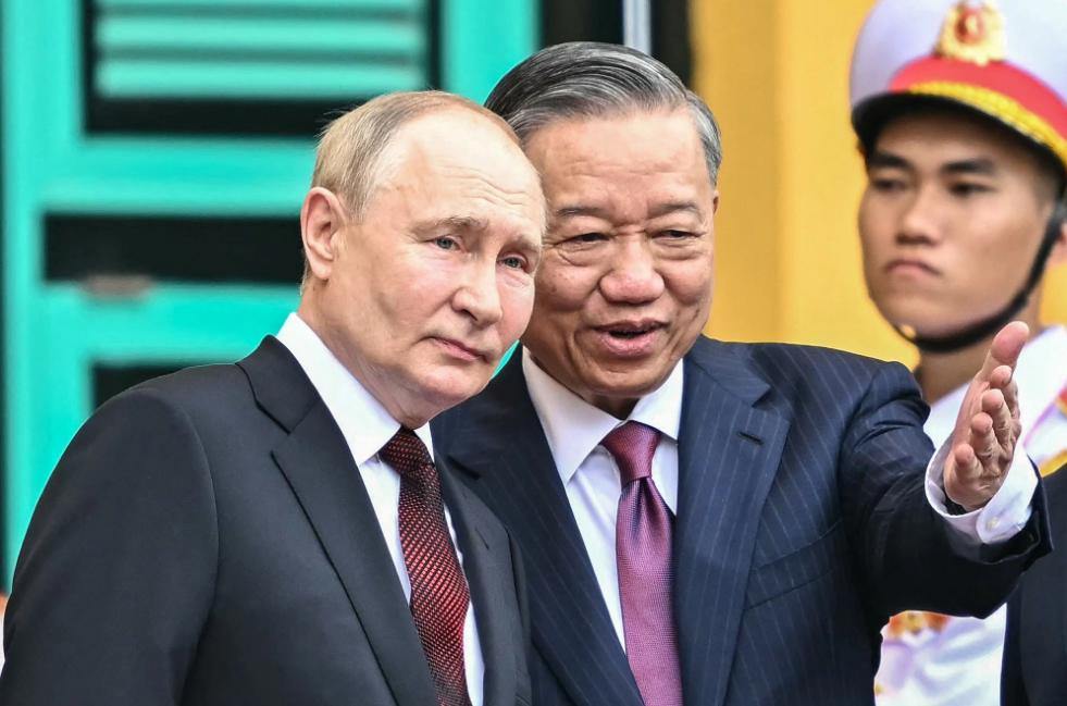 Vietnamese State President To Lam (R) talks to Russian President Putin (L). Photo: AFP