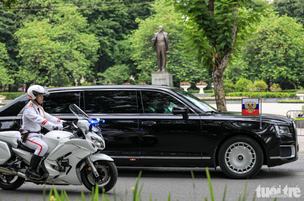 An Aurus Senat car runs past Vladimir Ilyich Lenin's statue and heads to the Presidential Palace in Hanoi. Photo: Danh Khang / Tuoi Tre