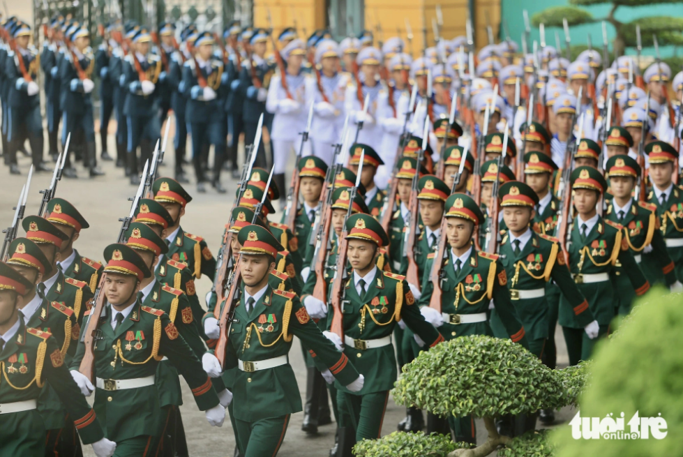 A guard of honor on duty at the Presidential Palace. Photo: Nguyen Khanh / Tuoi Tre