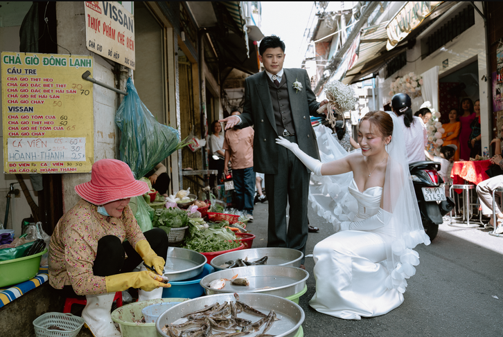 Relish this couple's wet-market pre-wedding photos in Ho Chi Minh City