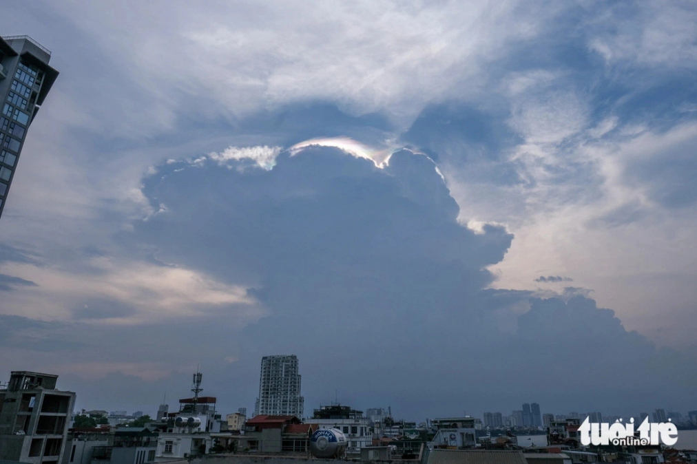 Iridescent clouds as seen from West Lake in Hanoi. Photo: Ha Quan / Tuoi Tre