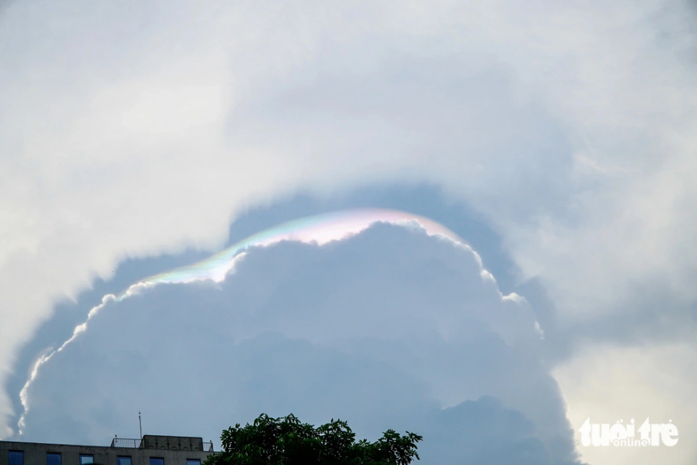 Residents enjoy snapping photos of iridescent clouds over the city. Photo: Nguyen Hien / Tuoi Tre