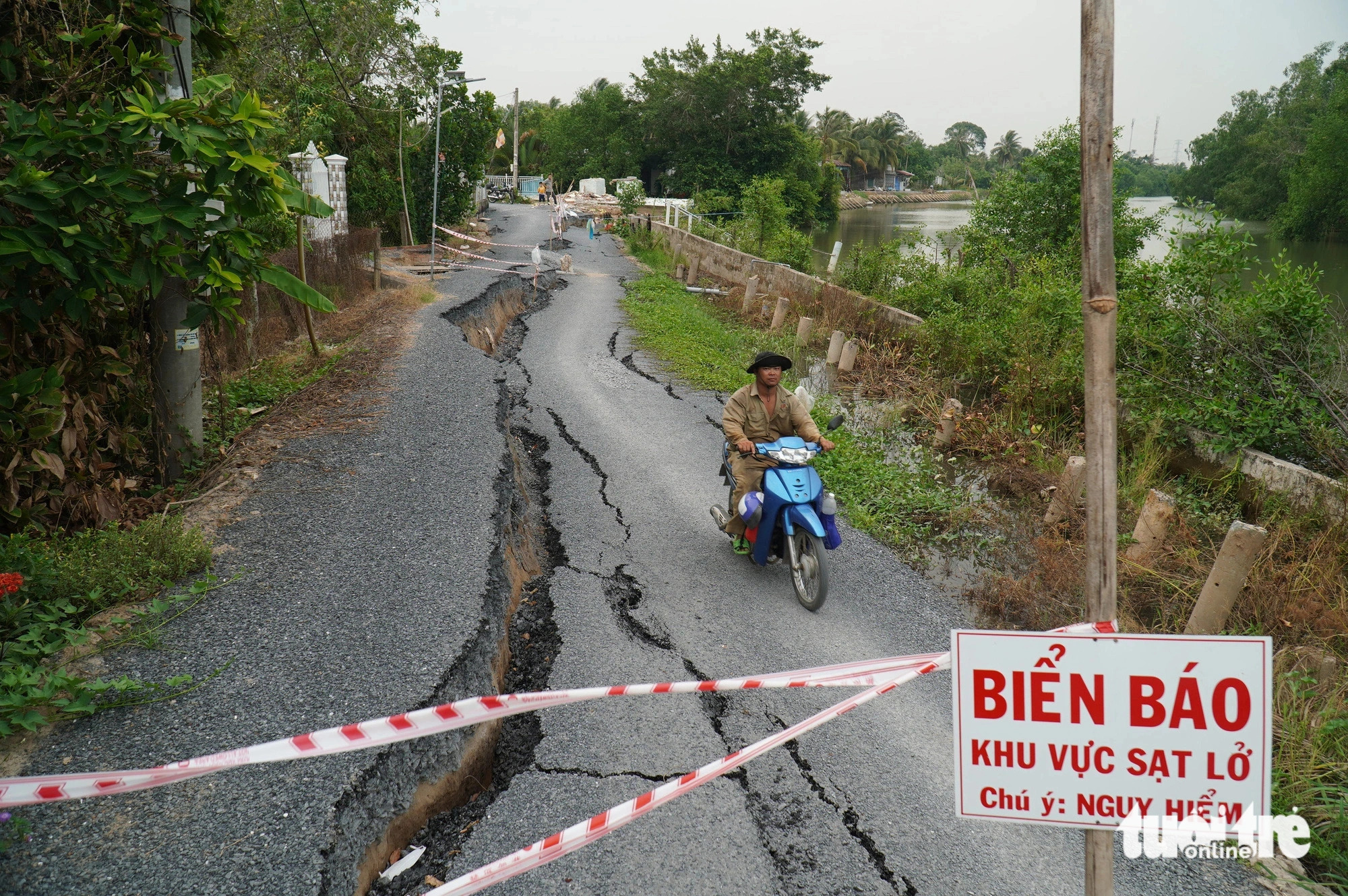 The subsidence is worse at a riverside section of the route. Photo: Mau Truong / Tuoi Tre