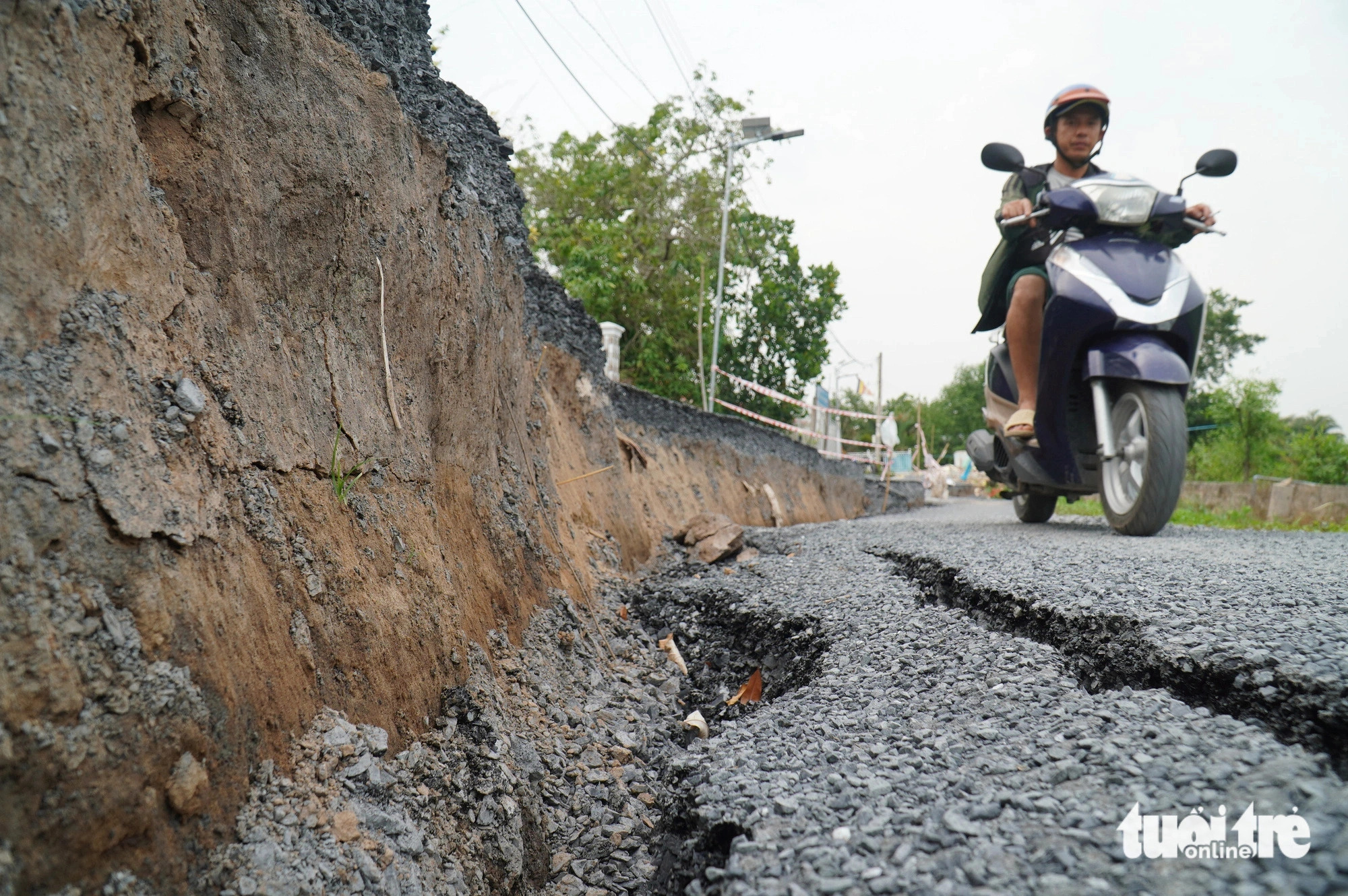 The road surface in some section of the road has subsided by more than one meter. Photo: Mau Truong / Tuoi Tre