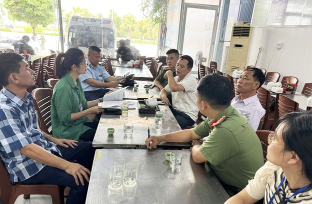 Authorities in Ha Long City, Quang Ninh Province, northern Vietnam work with representatives of Minh Phi 1 Restaurant. Photo: Hong Phuong / Tuoi Tre