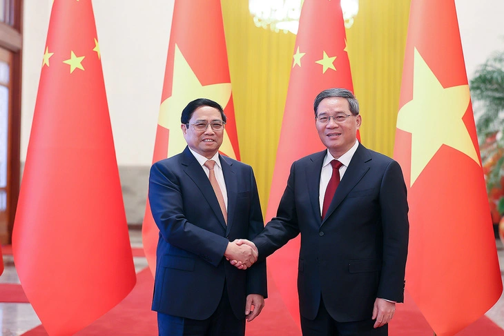 Vietnamese Prime Minister Pham Minh Chinh (L) shakes hands with his Chinese counterpart Li Qiang at a meeting in Beijing, China in June 2023. Photo: Vietnam Government Portal