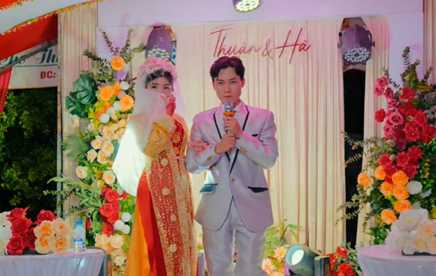 A screenshot from a video shows the groom singing a song as a gift to his wife.