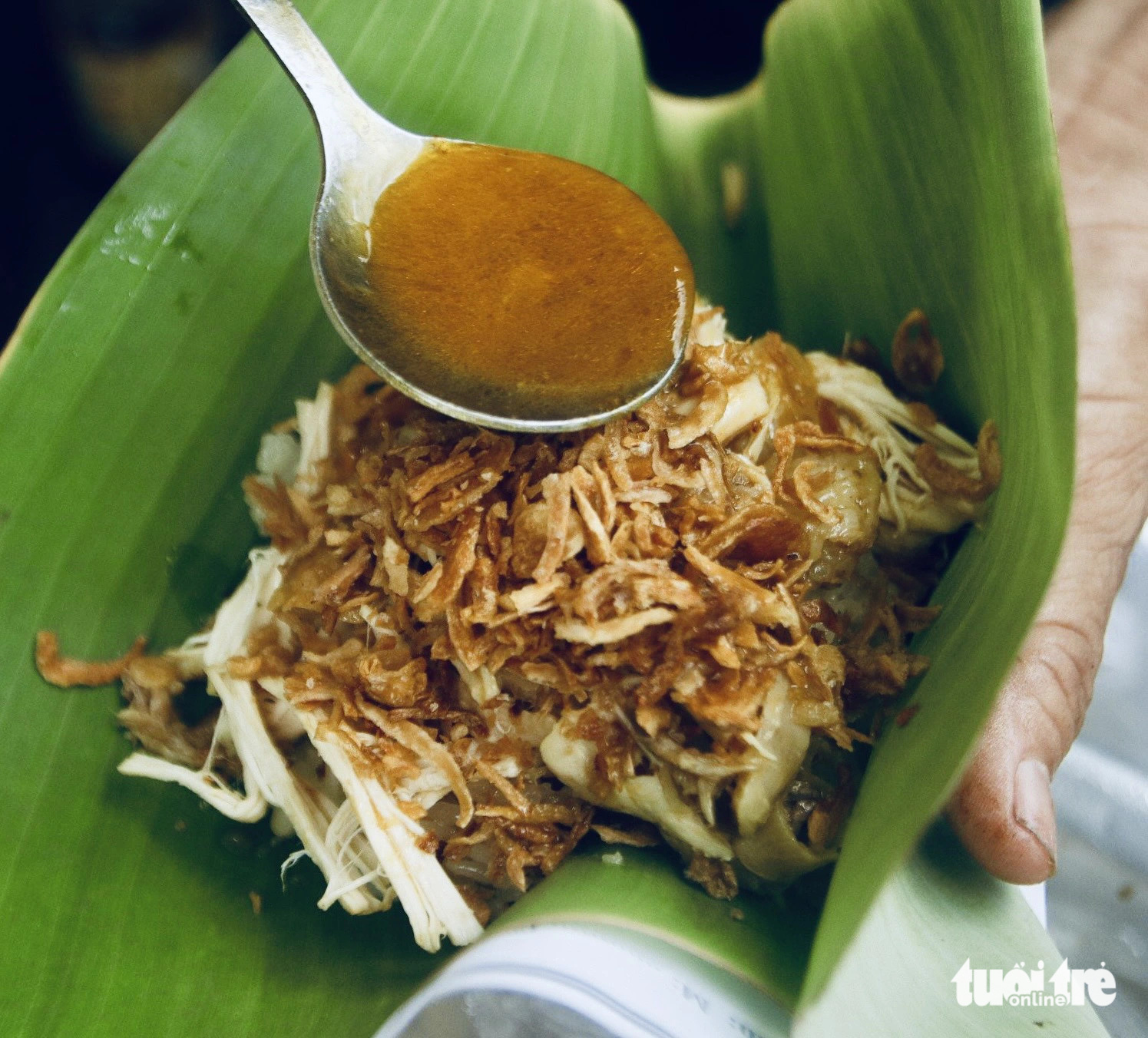Steadfast vendor serves chicken sticky rice on Ho Chi Minh City sidewalk for 36 years