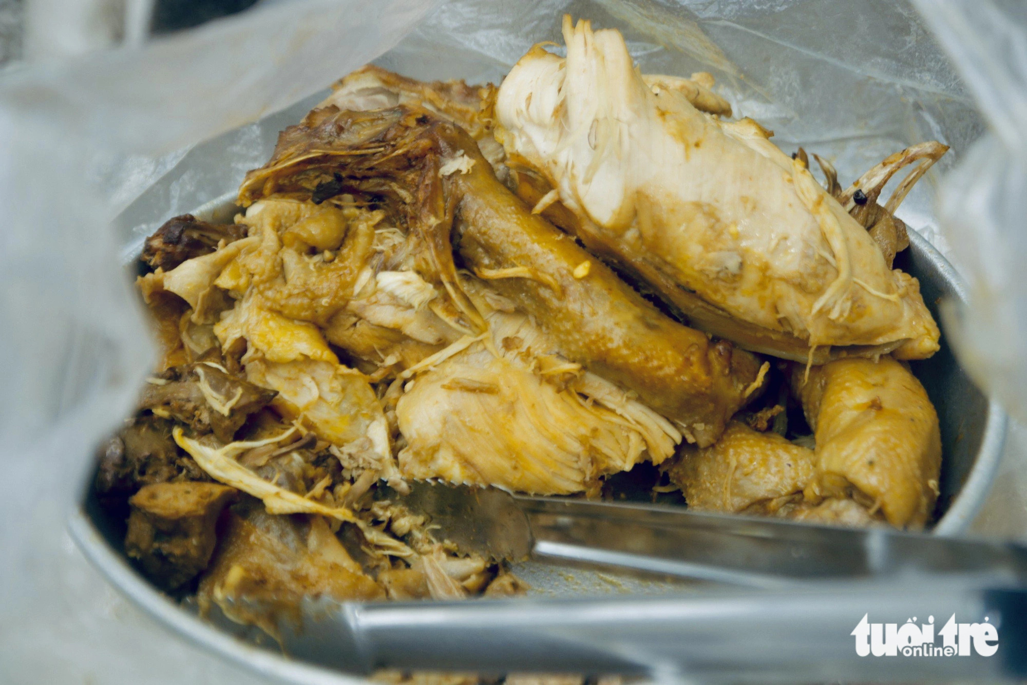 Chicken served with Le’s sticky rice. Photo: Ho Lam / Tuoi Tre