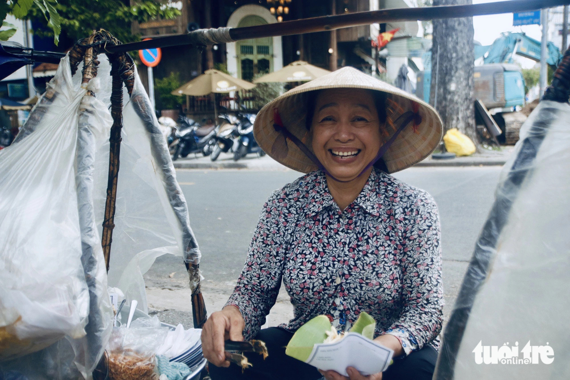 Le smiles while selling chicken sticky rice from her bamboo baskets. Photo: Ho Lam / Tuoi Tre