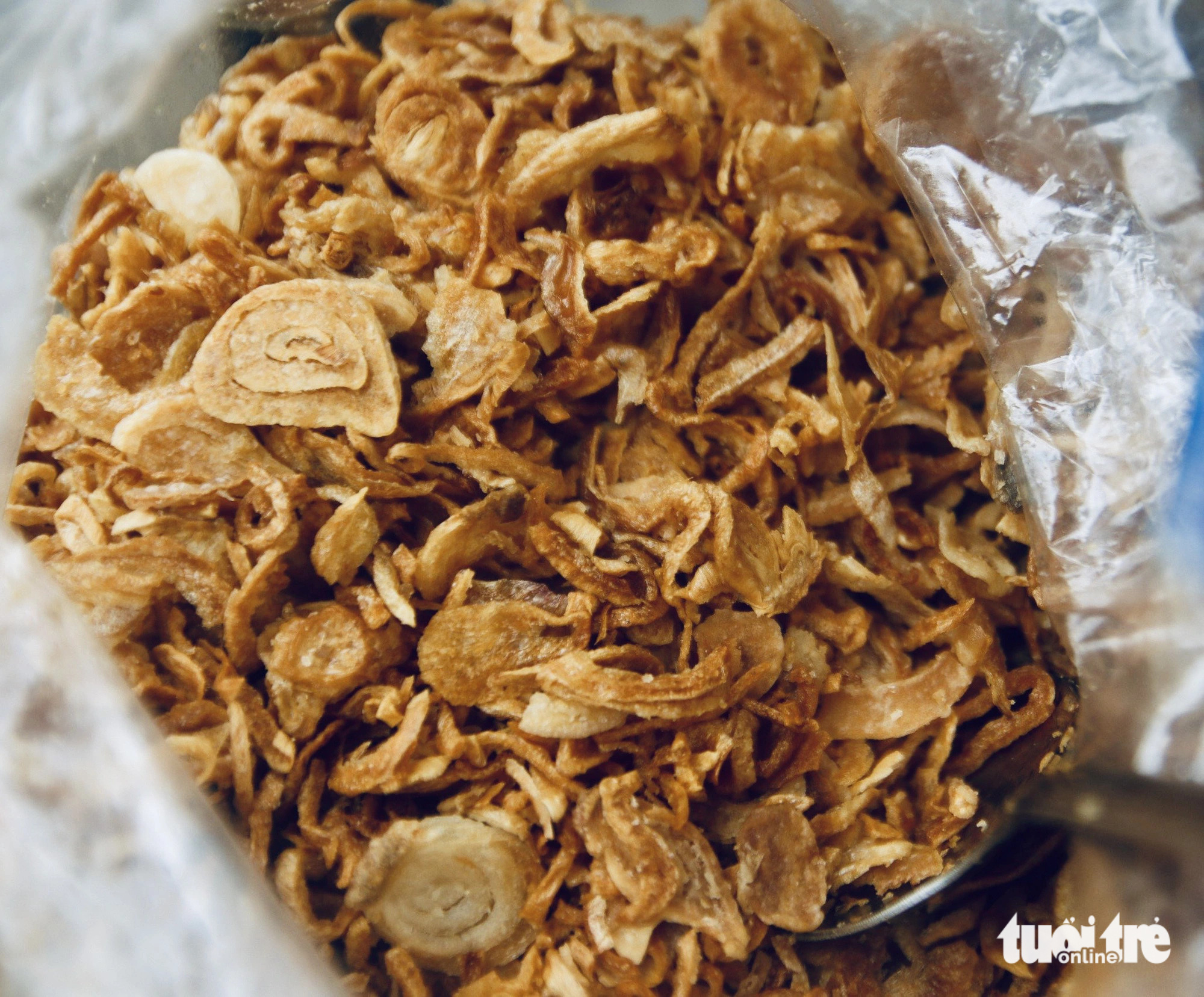 Crispy fried shallots served with Le’s sticky rice. Photo: Ho Lam / Tuoi Tre