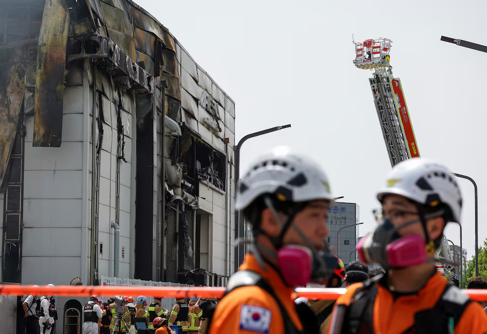 [4/5]Emergency personnel work at the site of a deadly fire at a battery factory in Hwaseong, South Korea, June 24, 2024. Photo: Reuters