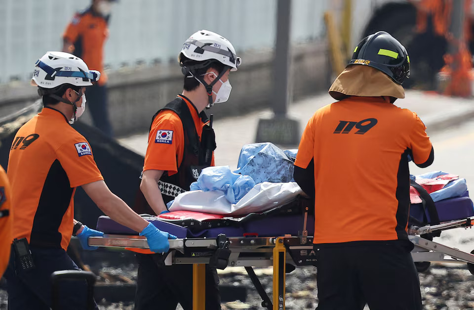 Emergency personnel carry the body of a person killed in a deadly fire at a lithium battery factory owned by South Korean battery maker Aricell, in Hwaseong, South Korea, June 24, 2024. Photo: Reuters