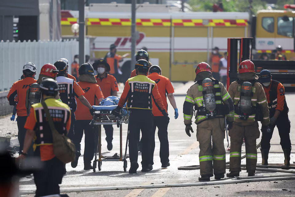 [5/5]Emergency personnel carry the body of a person killed in a deadly fire at a lithium battery factory owned by South Korean battery maker Aricell, in Hwaseong, South Korea, June 24, 2024. Photo: Reuters