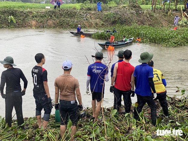 A lake section is cleared after tens of hours of water hyacinth and plant collection. Photo: Doan Nhan / Tuoi Tre