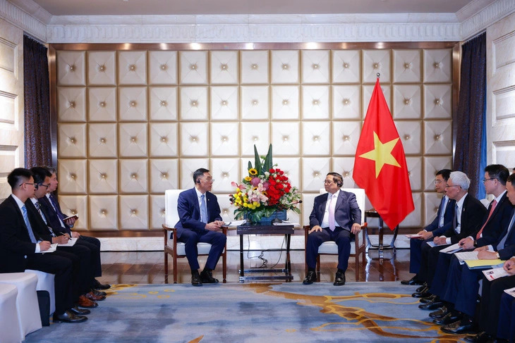 Vietnam’s Prime Minister Pham Minh Chinh receives Sun Rongkun, chairman of China Railway Rolling Stock Corporation (CRRC)’s Dalian Locomotive and Rolling Stock Co. Ltd. in Dalian City in China’s Liaoning Province on June 24, 2024. Photo: Doan Bac / Tuoi Tre