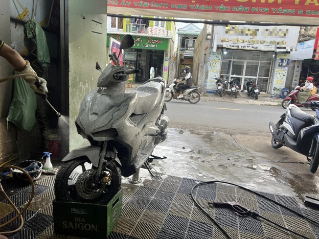 A vehicle washing shop on Street No. 8 in Thu Duc City, under Ho Chi Minh City, discharges wastewater together with foam to the street. Photo: An Vi / Tuoi Tre