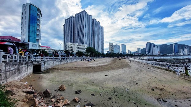 One of the seaside drainage gates that leak sewage into the sea in Nha Trang City, Khanh Hoa Province. Photo: Phan Song Ngan / Tuoi Tre