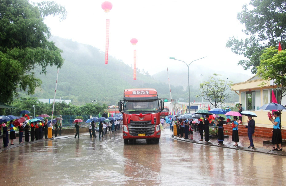 A trailer truck enters the newly-launched Bac Phong Sinh (Vietnam) - Lihou (China) customs clearance route, which links the northern Vietnamese province of Quang Ninh and the Guangxi Zhuang Autonomous Region. Photo: Quoc Thang
