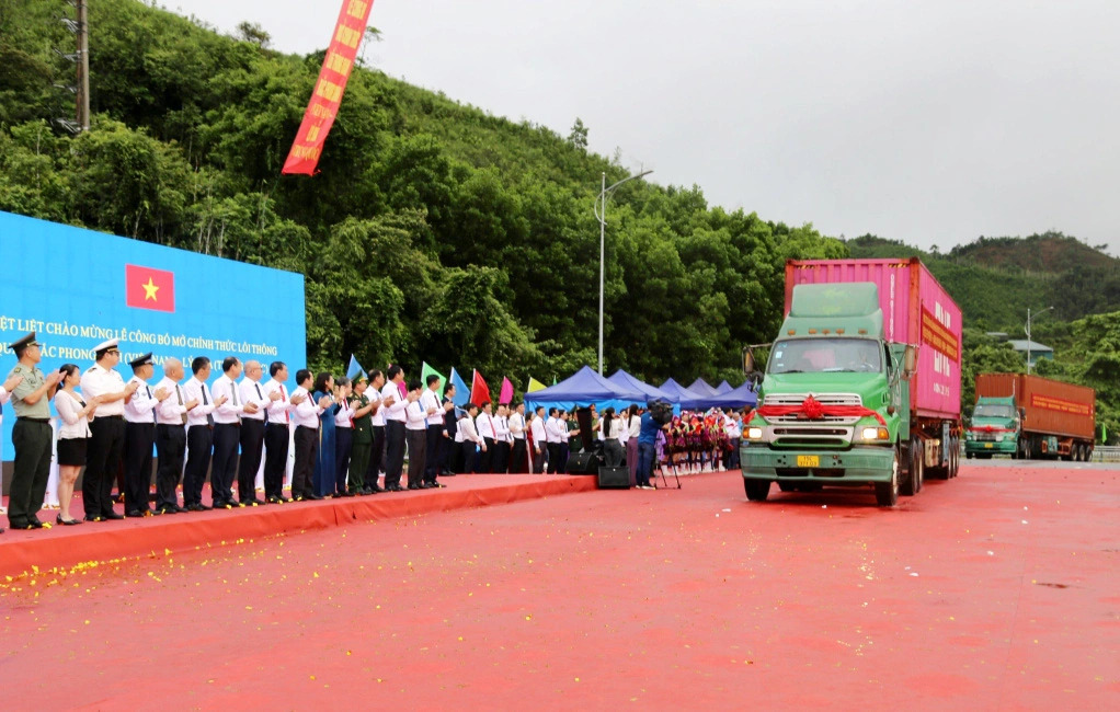 New border gates linking Vietnam, China put into service
