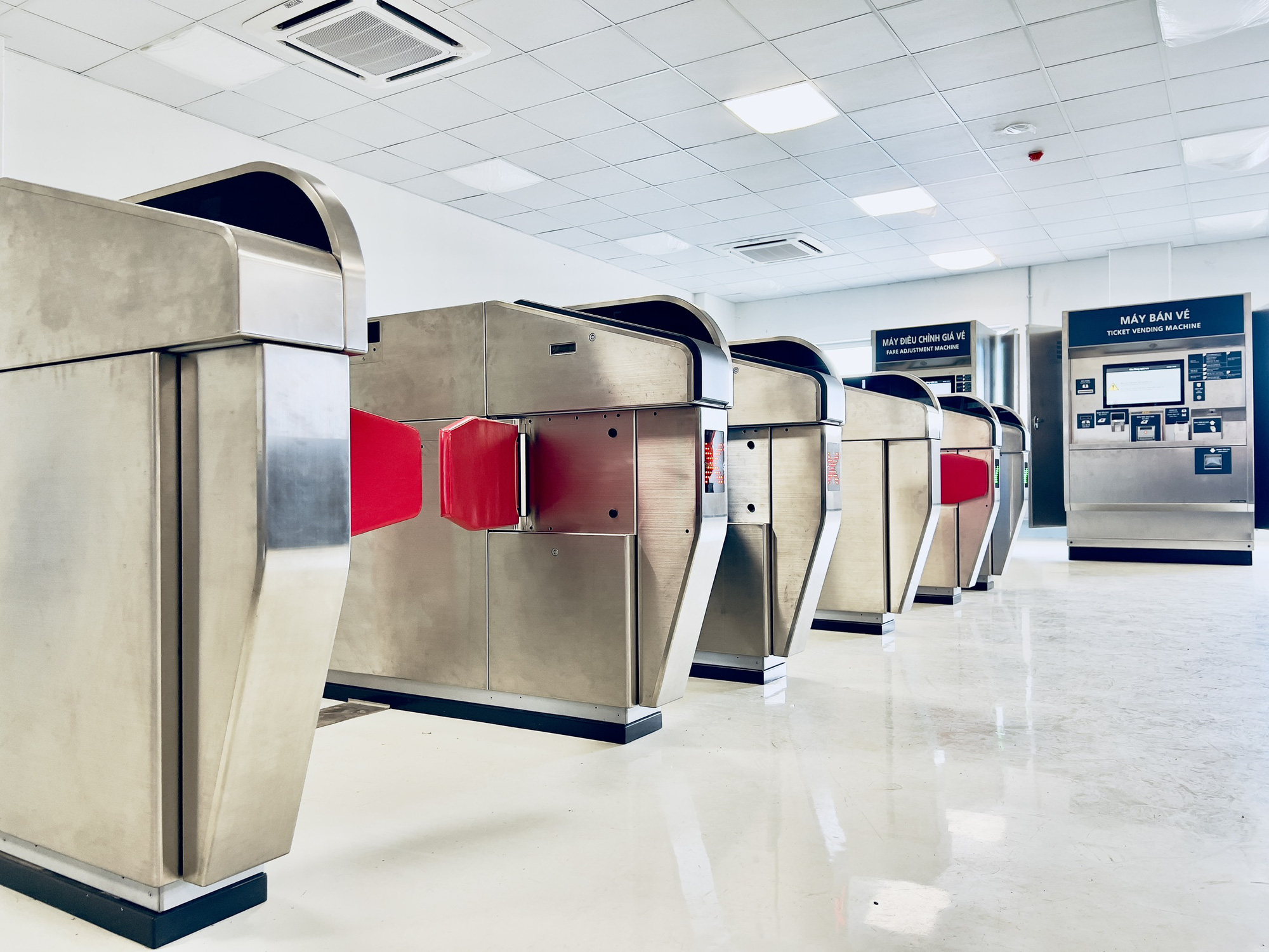 Fare gates at a station of metro line No. 1 in Ho Chi Minh City, June 26, 2024. Photo: MAUR