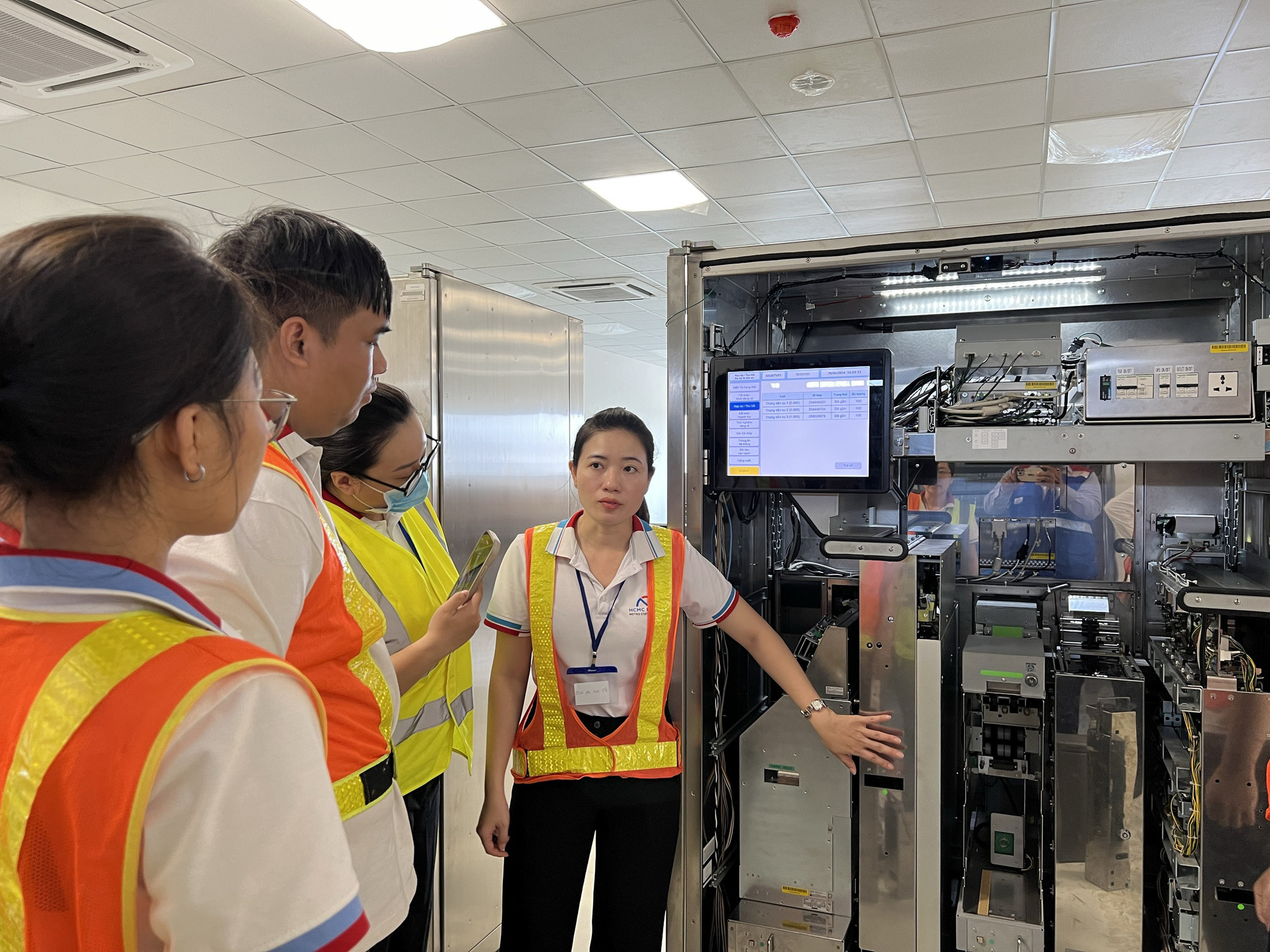 Staff members engage in trial operations of the Automated Fare Collection (AFC) system for metro line No. 1 in Ho Chi Minh City, June 26, 2024. Photo: MAUR