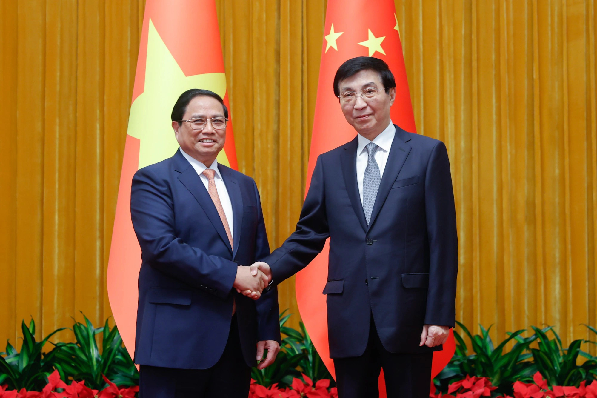 Vietnamese Prime Minister Pham Minh Chinh (L) shakes hands with Wang Huning, chairman of the National Committee of the Chinese People's Political Consultative Conference in Beijing, China, June 26, 2024. Photo: Doan Bac