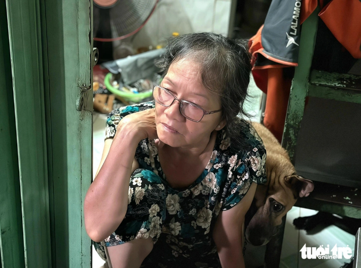 The house of Le Thi Ngoc Hoa, a 68-year-old resident in a deep alley on Vo Van Kiet Street in District 1, Ho Chi Minh City, has an area of only four square meters. Photo: Phuong Nhi / Tuoi Tre