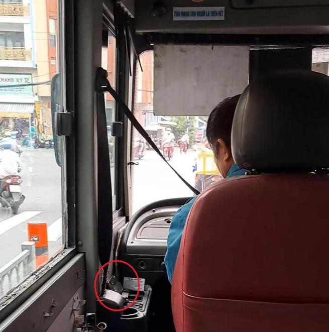 Ho Chi Minh City verifies video of bus driver watching phone while driving