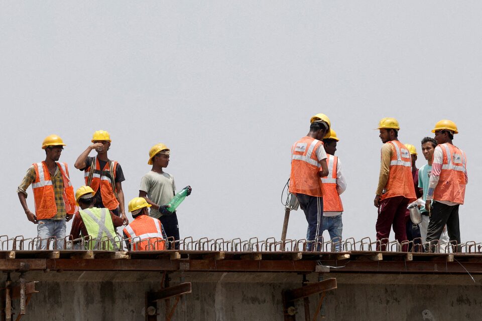 Workers drink water as they take a break at a construction site on a hot summer day in New Delhi, India, May 20, 2024. Photo: Reuters